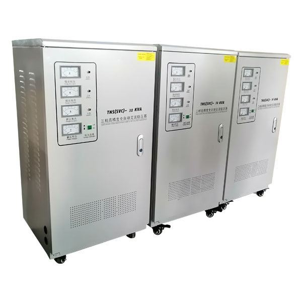 Capacidade do regulador de tensão 30KVA do Avr do equipamento bonde eficiência alta do trabalho da auto